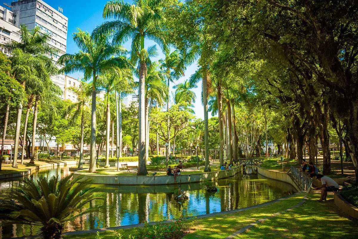 Caminho arborizado do Parque Moscoso, o bosque mais antigo de Vitória, com árvores centenárias e bancos à sombra